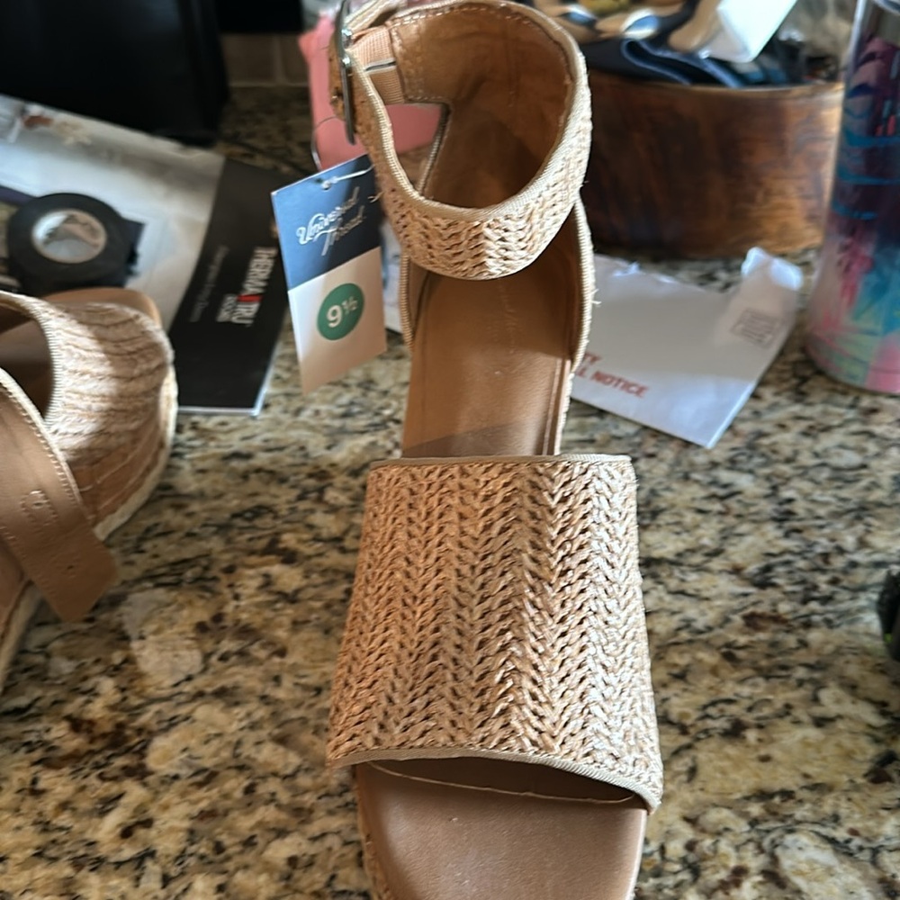 Universal Thread size 9.5 sandal